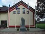 Pomník na novém umístění před Obecním domem.